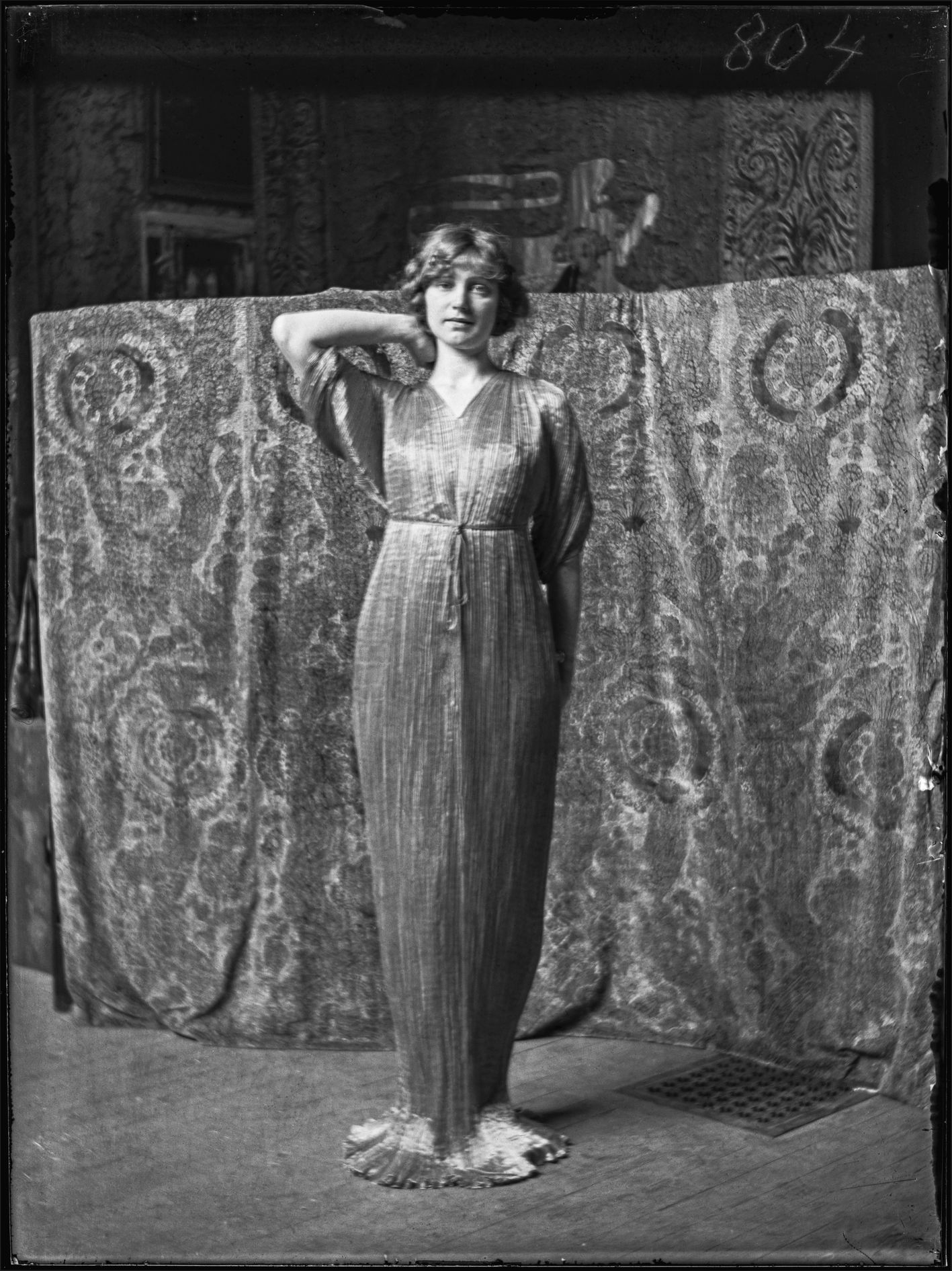 Modelo com vestido Delphos, 1920 – Correspondance Magazine